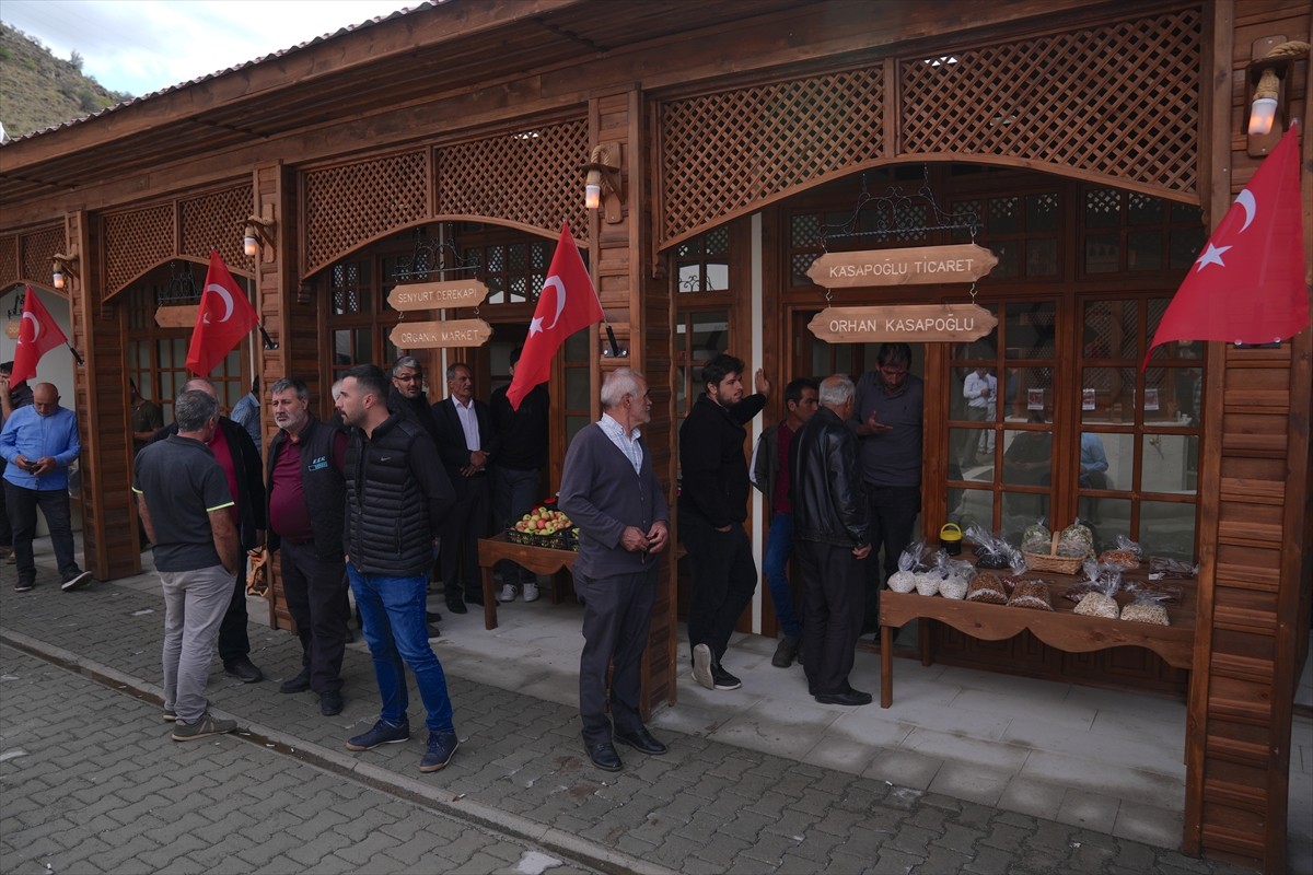 Milli Eğitim Bakanı Yusuf Tekin (sağda) Erzurum'un Tortum ilçesine bağlı Pehlivanlı köyü yolu...