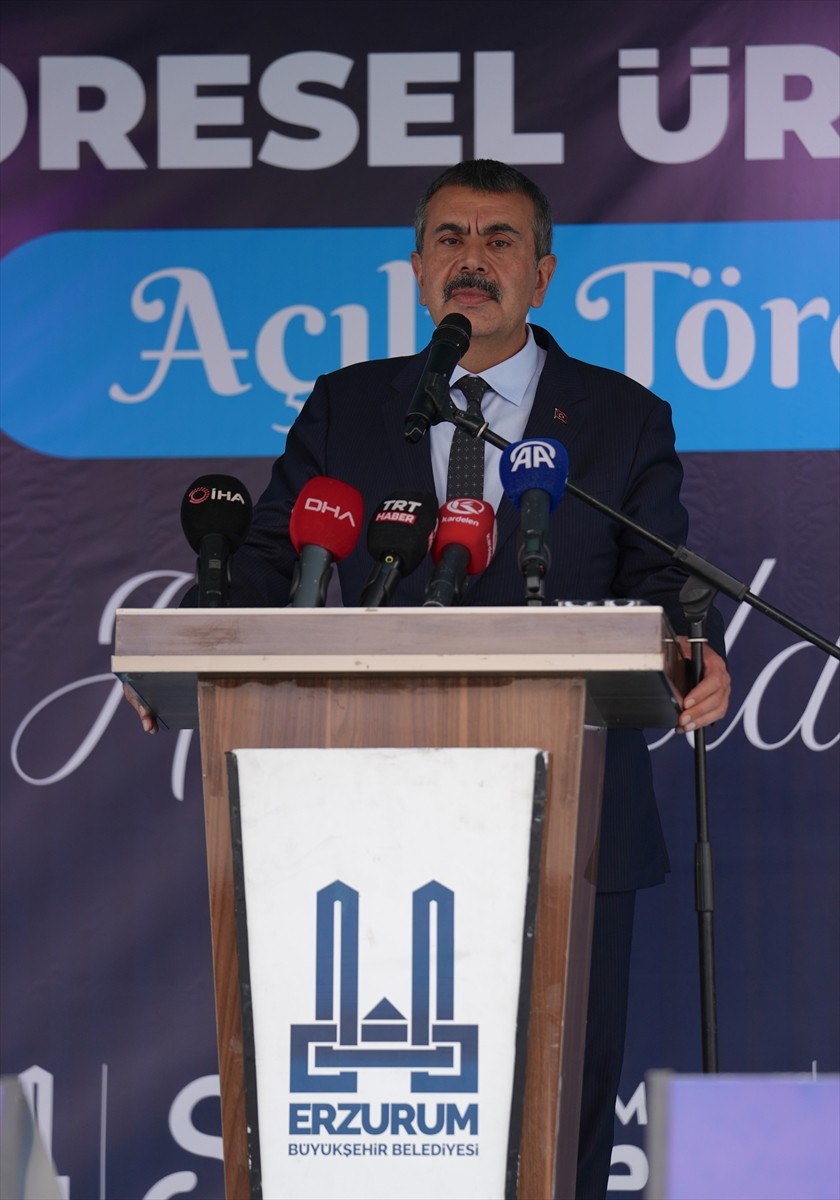 Milli Eğitim Bakanı Yusuf Tekin (sağda) Erzurum'un Tortum ilçesine bağlı Pehlivanlı köyü yolu...