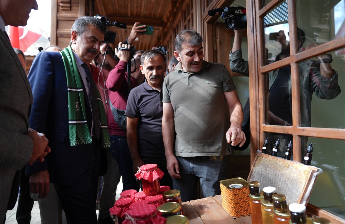 Milli Eğitim Bakanı Yusuf Tekin (sağda) Erzurum'un Tortum ilçesine bağlı Pehlivanlı köyü yolu...