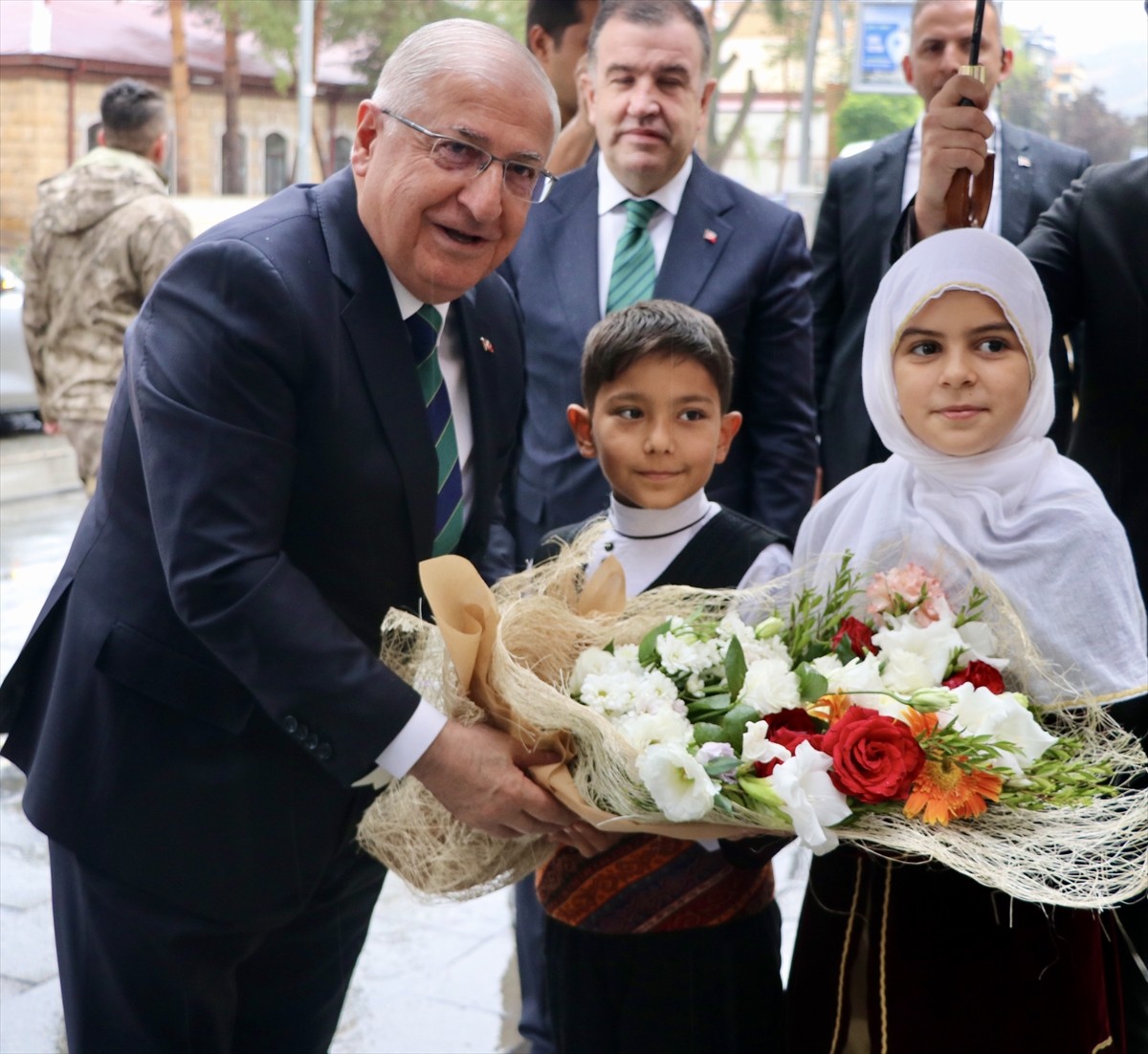 Milli Savunma Bakanı Yaşar Güler, Bayburt Valisi Mustafa Eldivan'ı ziyaret etti. Bayburt'taki...