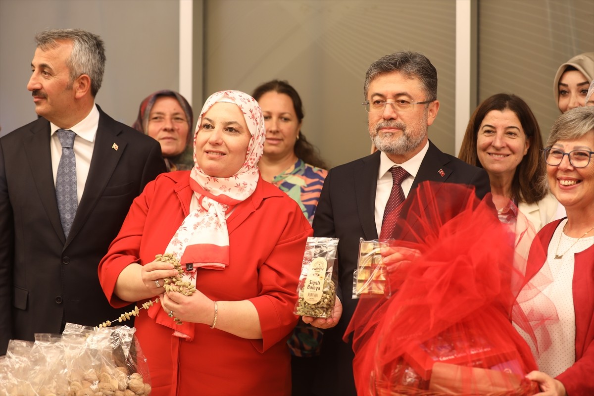 Tarım ve Orman Bakanı İbrahim Yumaklı, Edirne'deki programı kapsamında, Uzunköprü ilçesindeki...