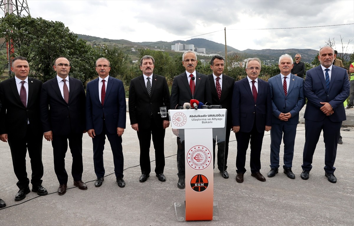 Ulaştırma ve Altyapı Bakanı Abdulkadir Uraloğlu (fotoğrafta), yapımı devam eden Samsun Şehir...