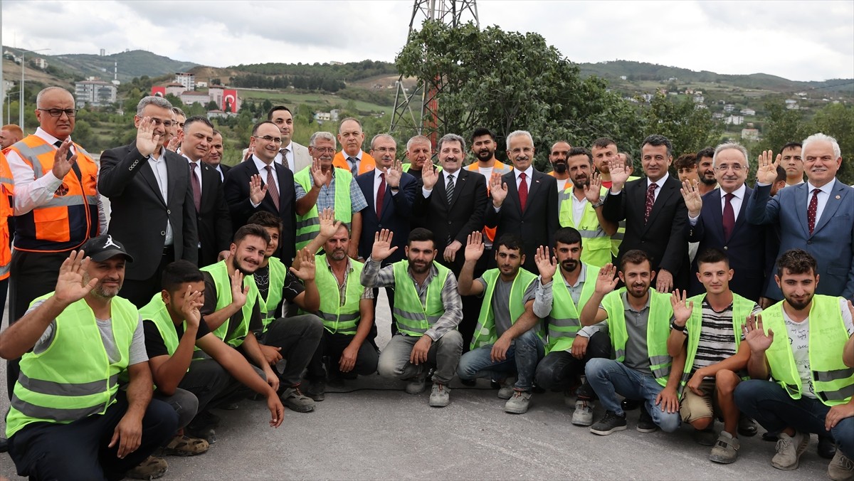 Ulaştırma ve Altyapı Bakanı Abdulkadir Uraloğlu (fotoğrafta), yapımı devam eden Samsun Şehir...