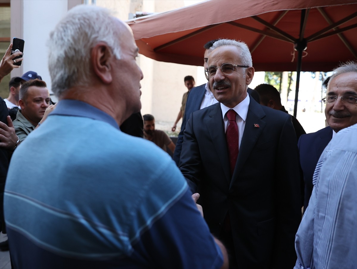 Ulaştırma ve Altyapı Bakanı Abdulkadir Uraloğlu, Samsun Valisi Orhan Tavlı'yı ziyaret etti.