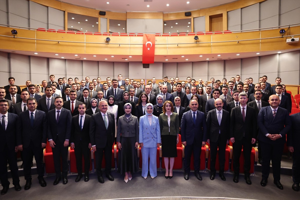 Aile ve Sosyal Hizmetler Bakanı Mahinur Özdemir Göktaş, kaymakam adaylarıyla bir araya geldi....