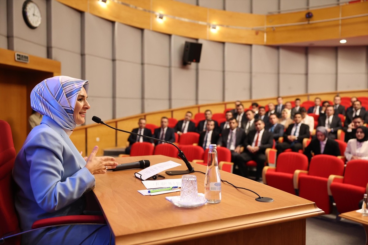 Aile ve Sosyal Hizmetler Bakanı Mahinur Özdemir Göktaş, kaymakam adaylarıyla bir araya geldi....