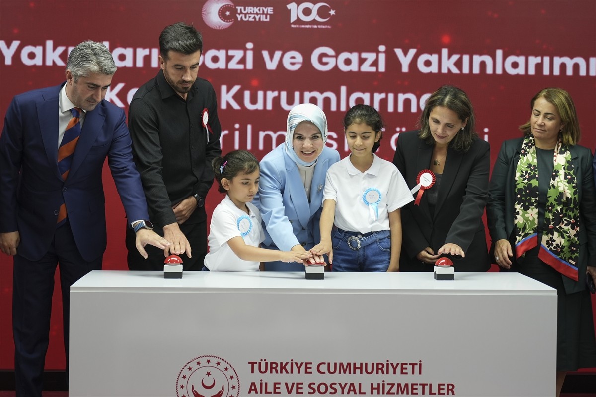 Aile ve Sosyal Hizmetler Bakanı Mahinur Özdemir Göktaş (sağ 3), kamu kurum ve kuruluşlarına, 729...