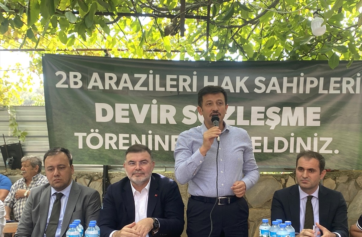 AK Parti Genel Başkan Yardımcısı Hamza Dağ (sağda), İzmir'in Bayındır ilçesinde düzenlenen "2B...