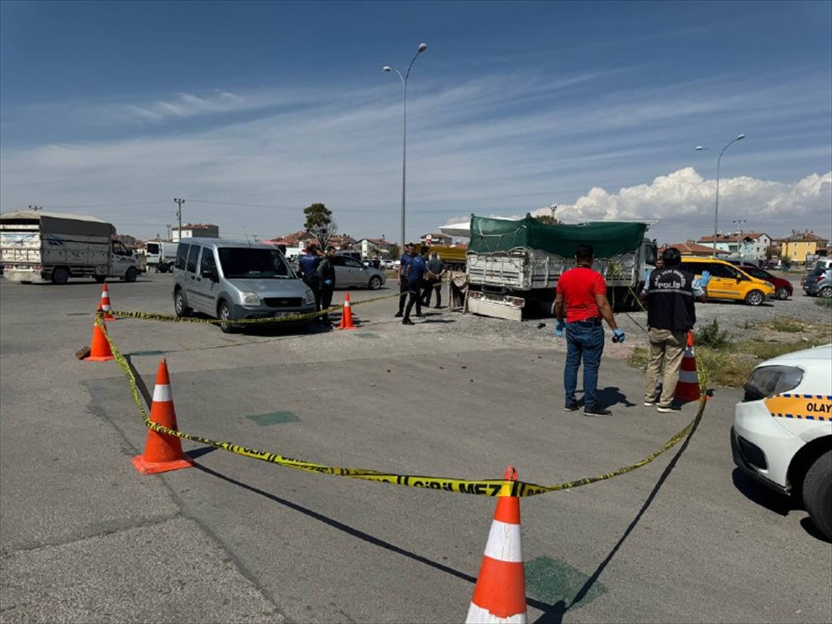 Aksaray'da pazarcılık yapan aynı aileden iki grup arasında çıkan silahlı kavgada 4 kişi...