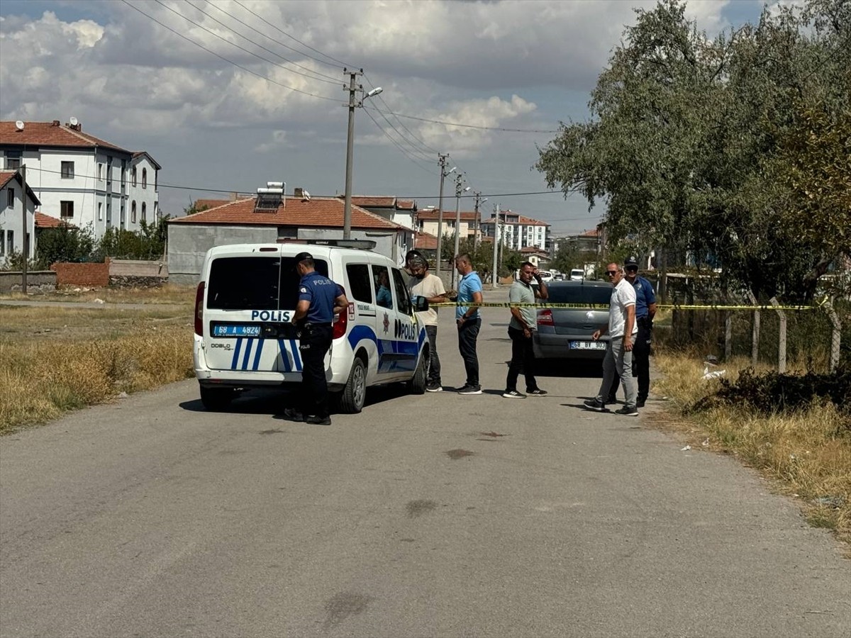 Aksaray'da pazarcılık yapan aynı aileden iki grup arasında çıkan silahlı kavgada 4 kişi...