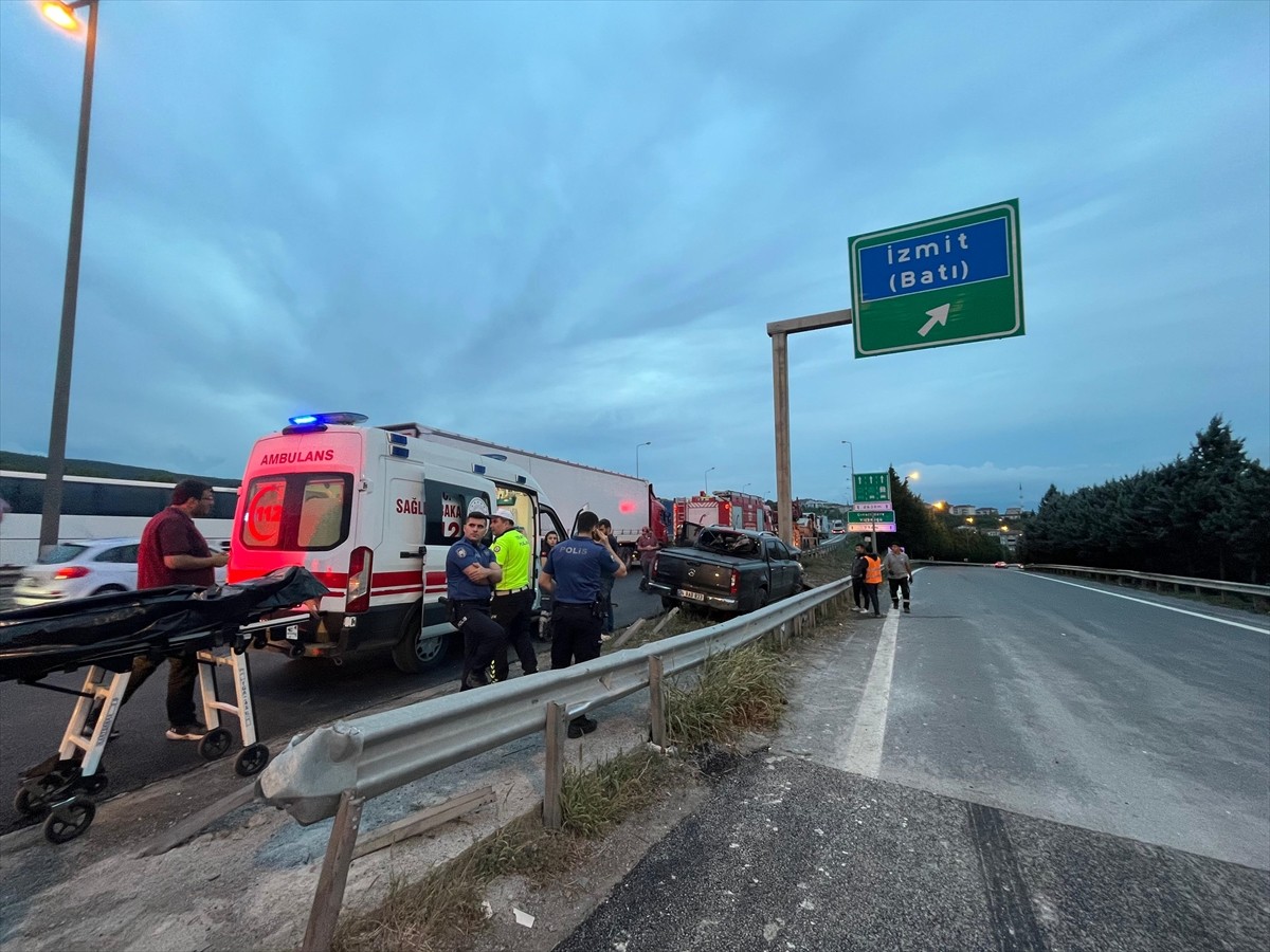 Anadolu Otoyolu'nun Kocaeli kesiminde yön tabelasına çarpan pikabın sürücüsü yaşamını yitirdi....