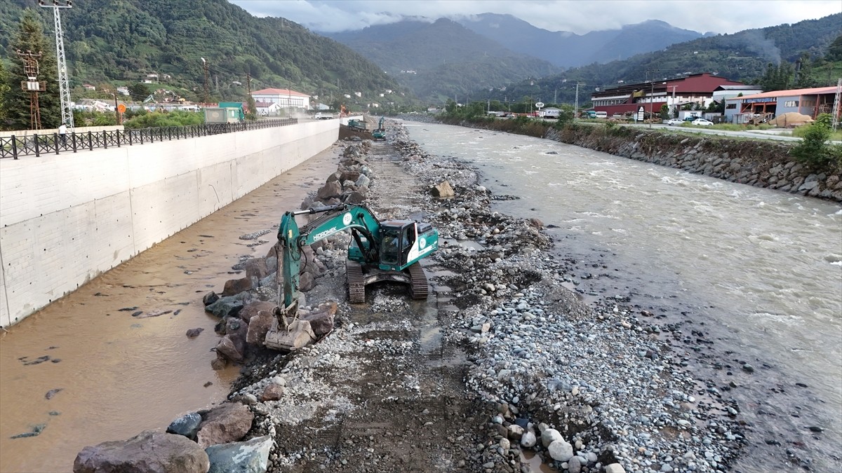 Artvin'in şiddetli yağışların ardından taşkın ve heyelanların meydana geldiği Arhavi ilçesinde...