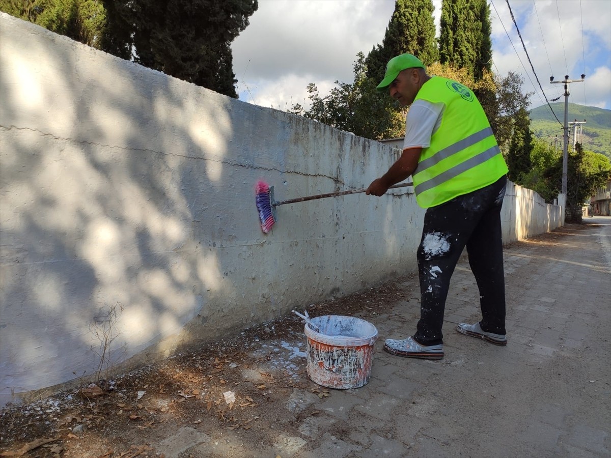 Balıkesir'in Edremit ilçesinde 18 Eylül Dünya Temizlik Günü dolayısıyla bir araya gelen kırsal...