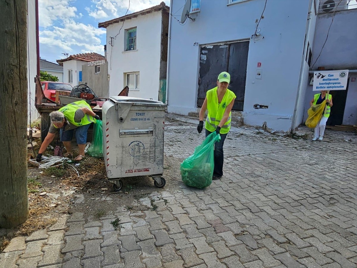 Balıkesir'in Edremit ilçesinde 18 Eylül Dünya Temizlik Günü dolayısıyla bir araya gelen kırsal...