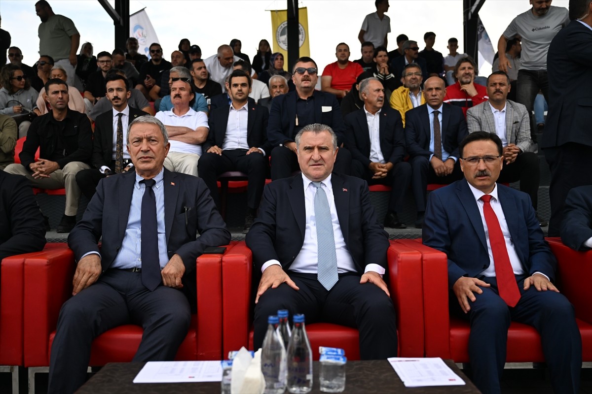 Gençlik ve Spor Bakanı Osman Aşkın Bak, Kayseri Büyükşehir Belediyesi tarafından yaptırılan...