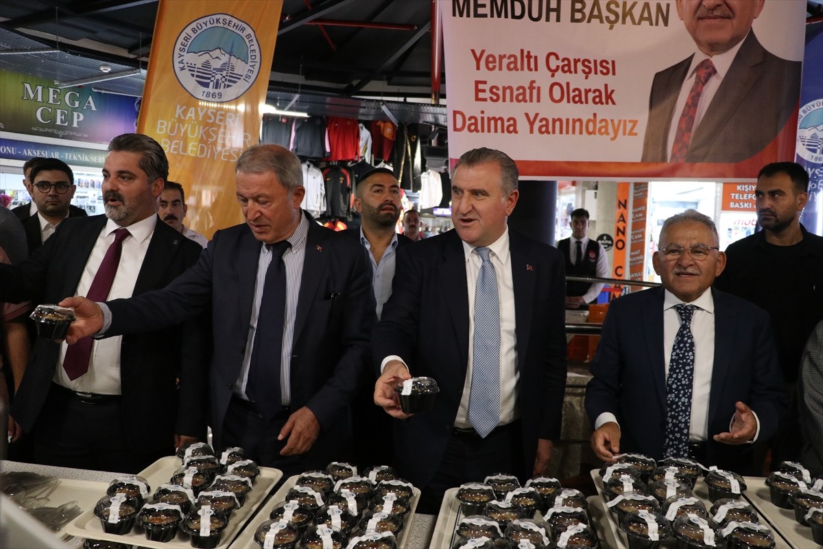 Gençlik ve Spor Bakanı Osman Aşkın Bak (sol 4), Kayseri temasları kapsamında, Kayseri Büyükşehir...