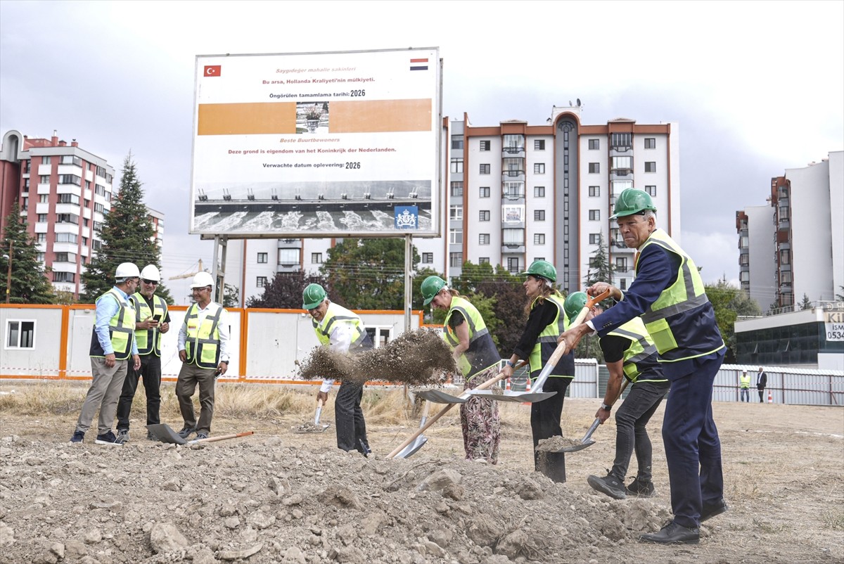 Hollanda'nın Ankara Büyükelçiliğince yeni büyükelçilik binasının inşa edileceği alanda temel atma...