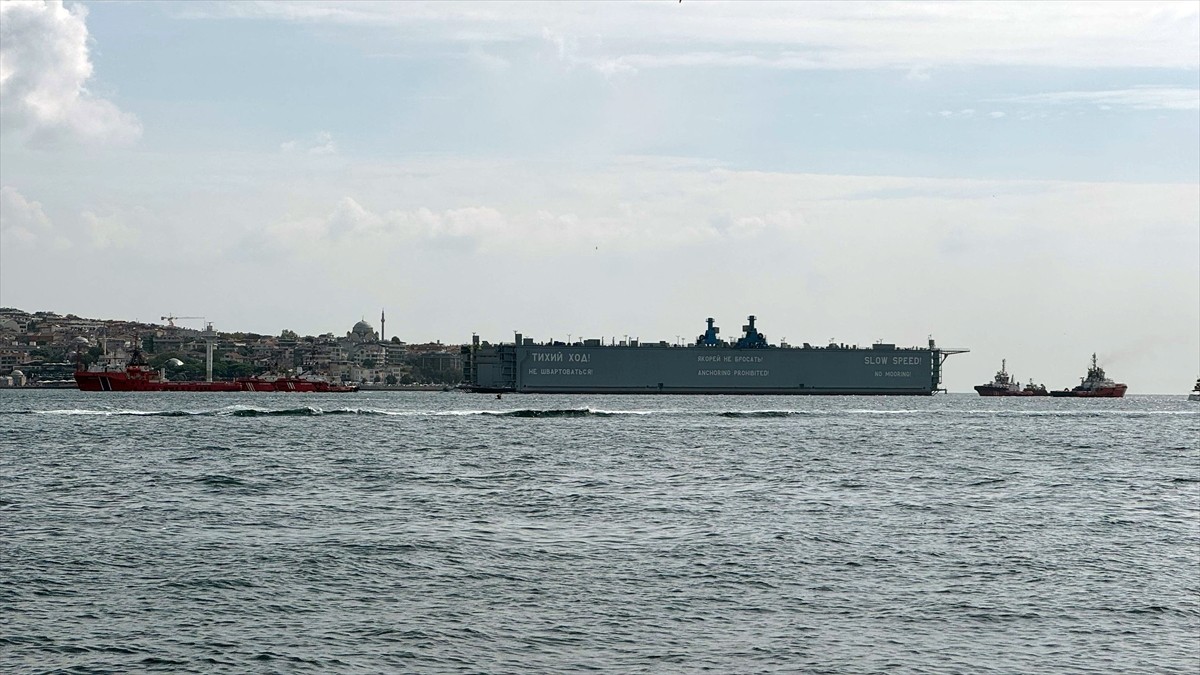 İstanbul Boğazı'ndaki gemi trafiği, Haydarpaşa Limanı'ndan kalkış yapacak gemi kurtaran römorkörü...