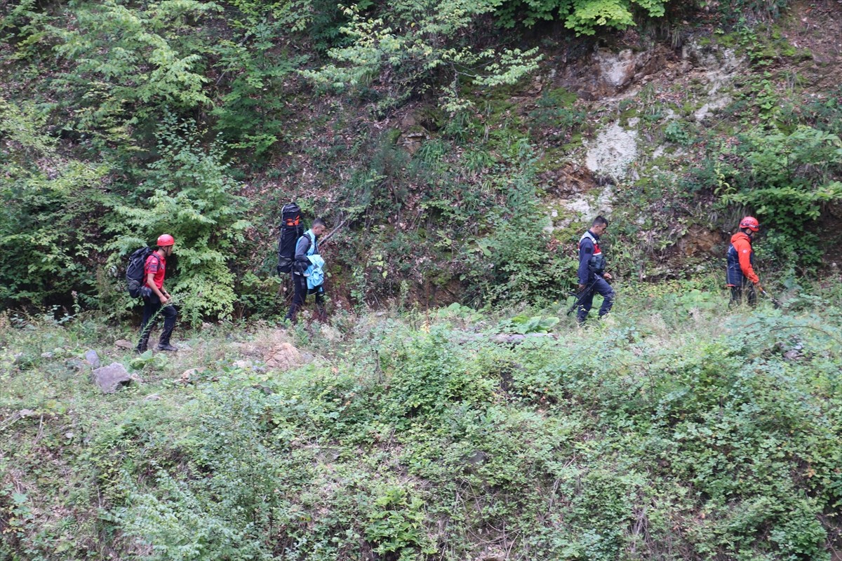 Kastamonu'nun Çatalzeytin ilçesinde kayalıklarda mahsur kalan 1'i yaralı 2 madenci helikopterle...