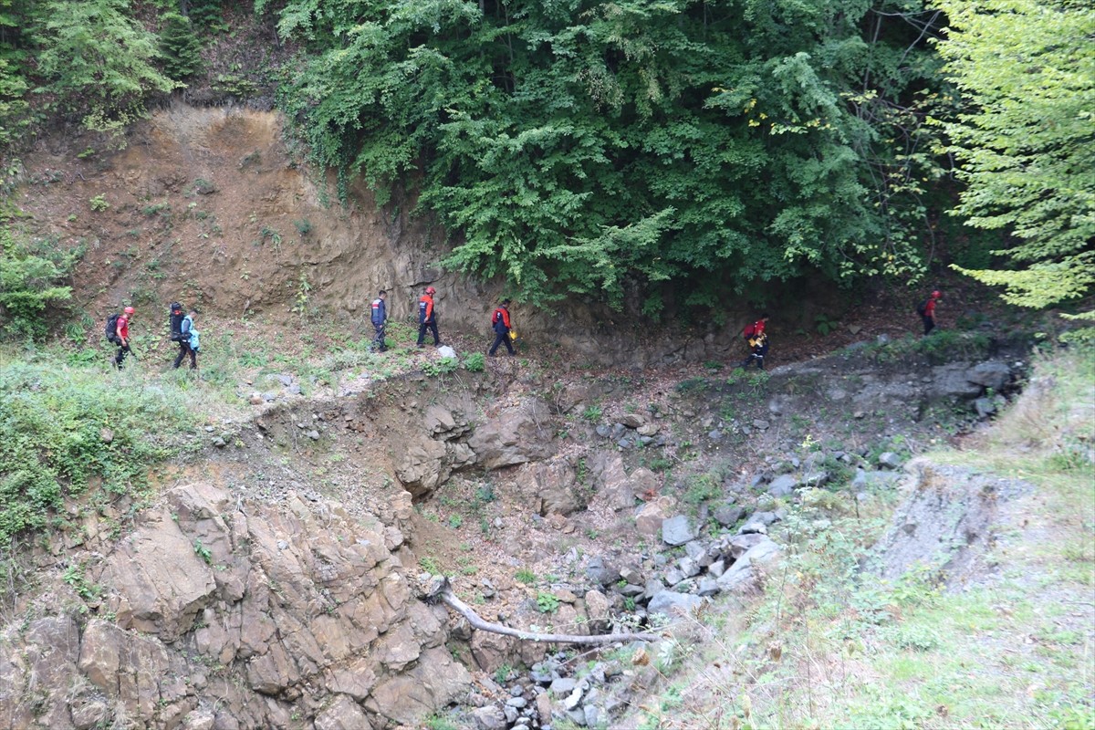 Kastamonu'nun Çatalzeytin ilçesinde kayalıklarda mahsur kalan 1'i yaralı 2 madenci helikopterle...