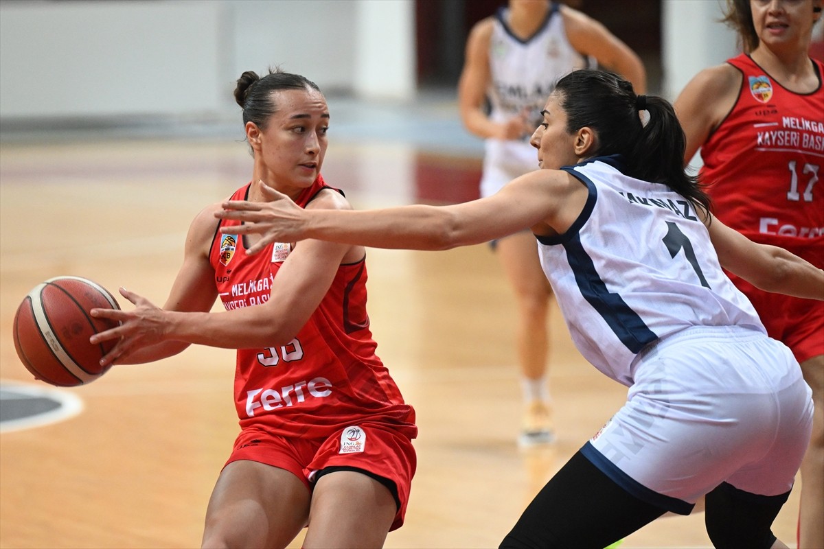 Kayseri'de düzenlenen 18. Erciyes Kupası Kadınlar Basketbol Turnuvası'nda Emlak Konut, Melikgazi...