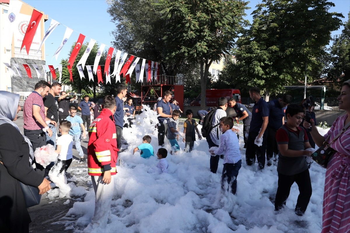 Kayseri'de itfaiyeci olmayı hayal eden zihinsel ve bedensel engelli Umut Aytekin için Büyükşehir...