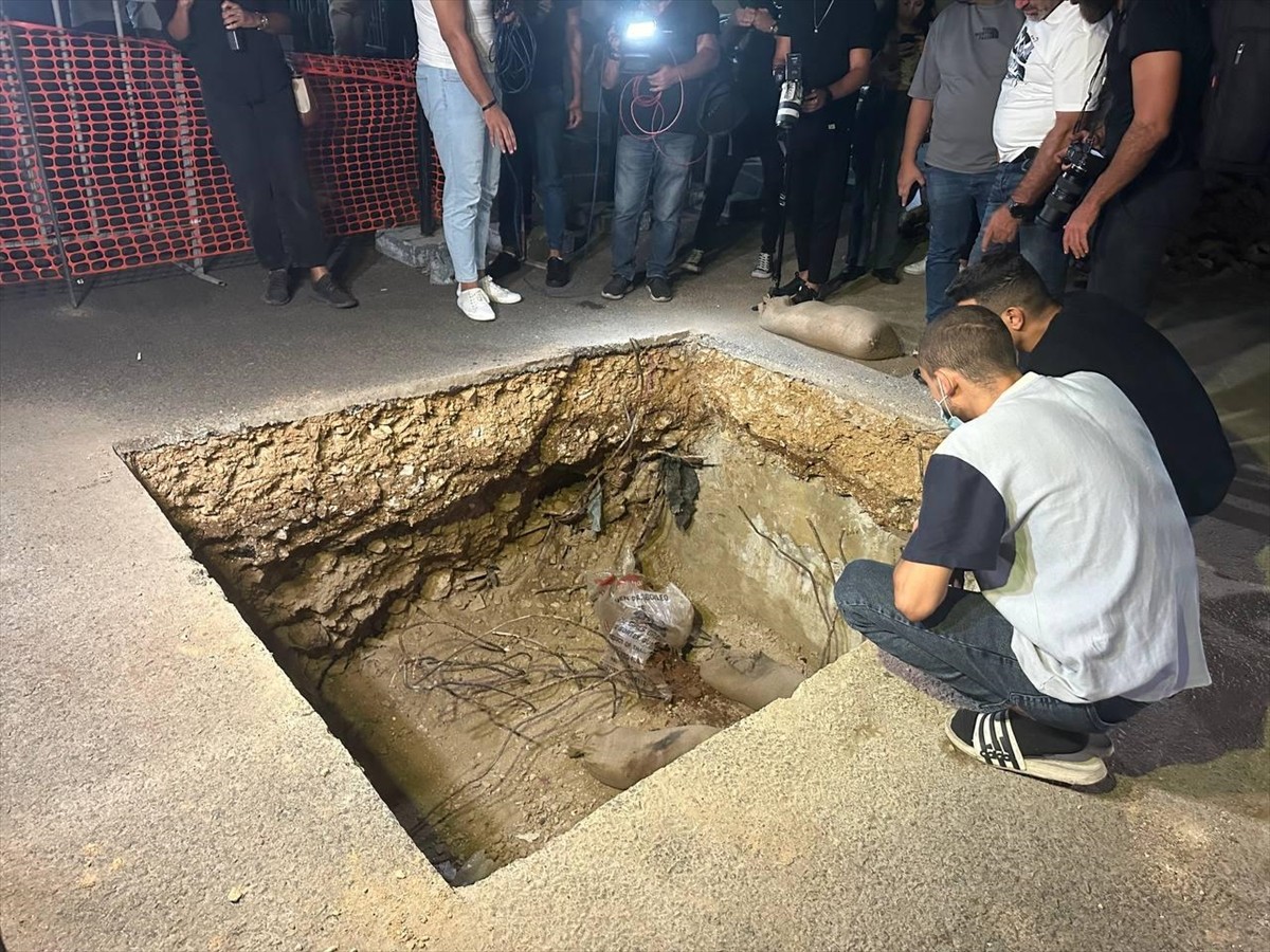 Lübnan askerleri, bugün telsizlerde yaşanan patlamanın ardından yaralıların getirildiği başkent...