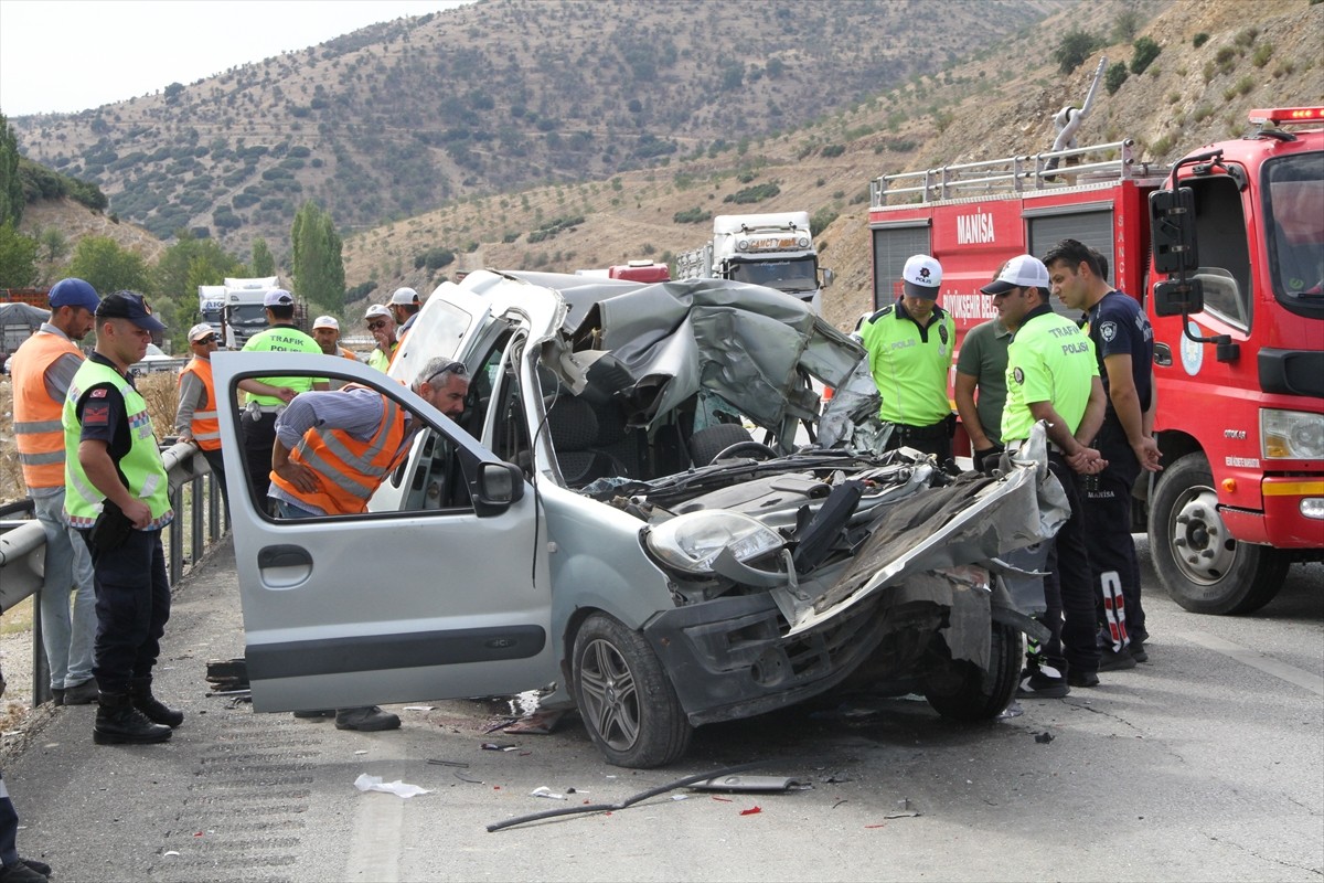 Manisa'da tırla çarpışan hafif ticari aracın sürücüsü yaşamını yitirdi, beraberindeki kişi ağır...