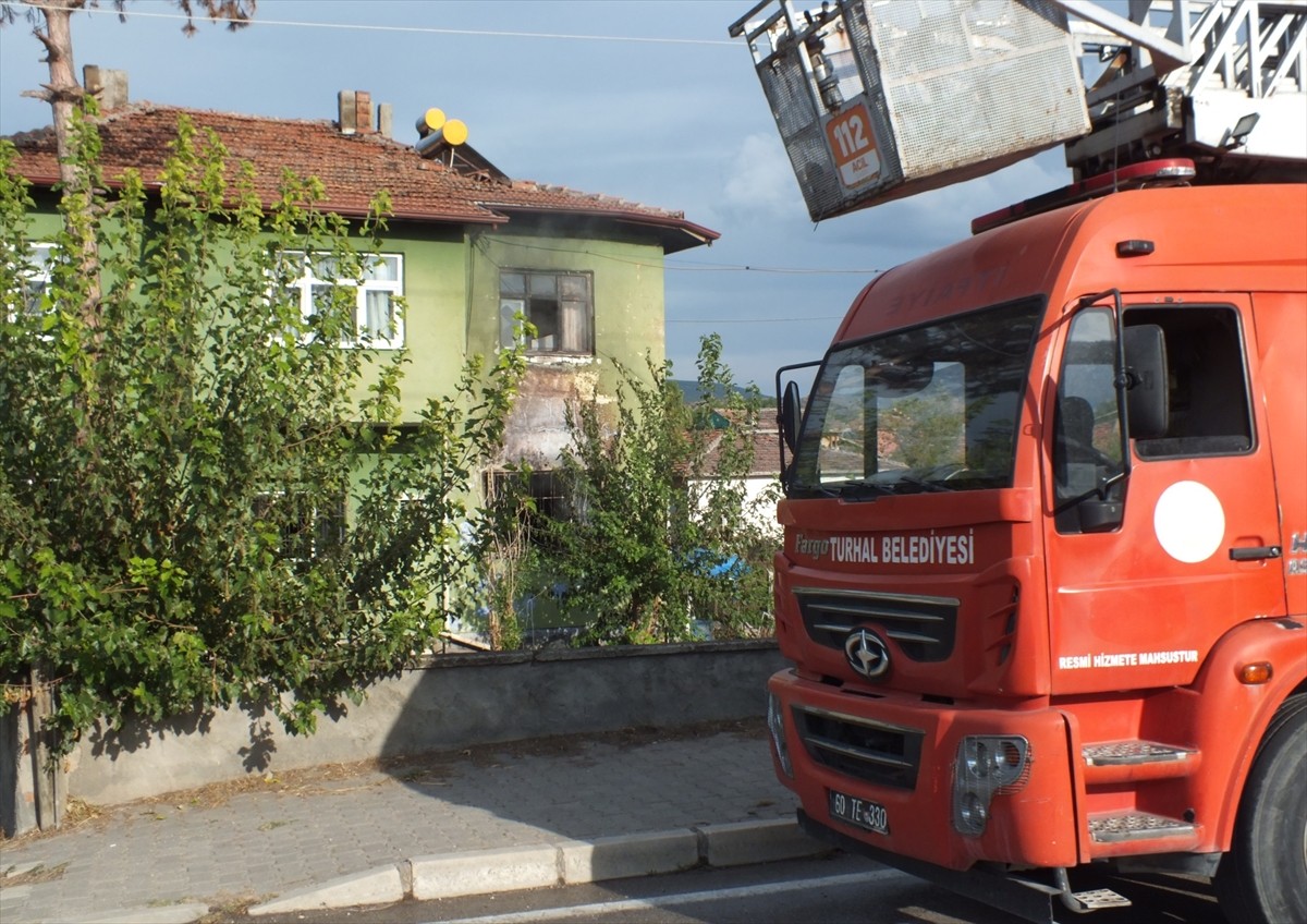 Tokat'ın Turhal ilçesinde 2 katlı evde çıkan yangında yaralanan kadın hastaneye kaldırıldı. Turhal...