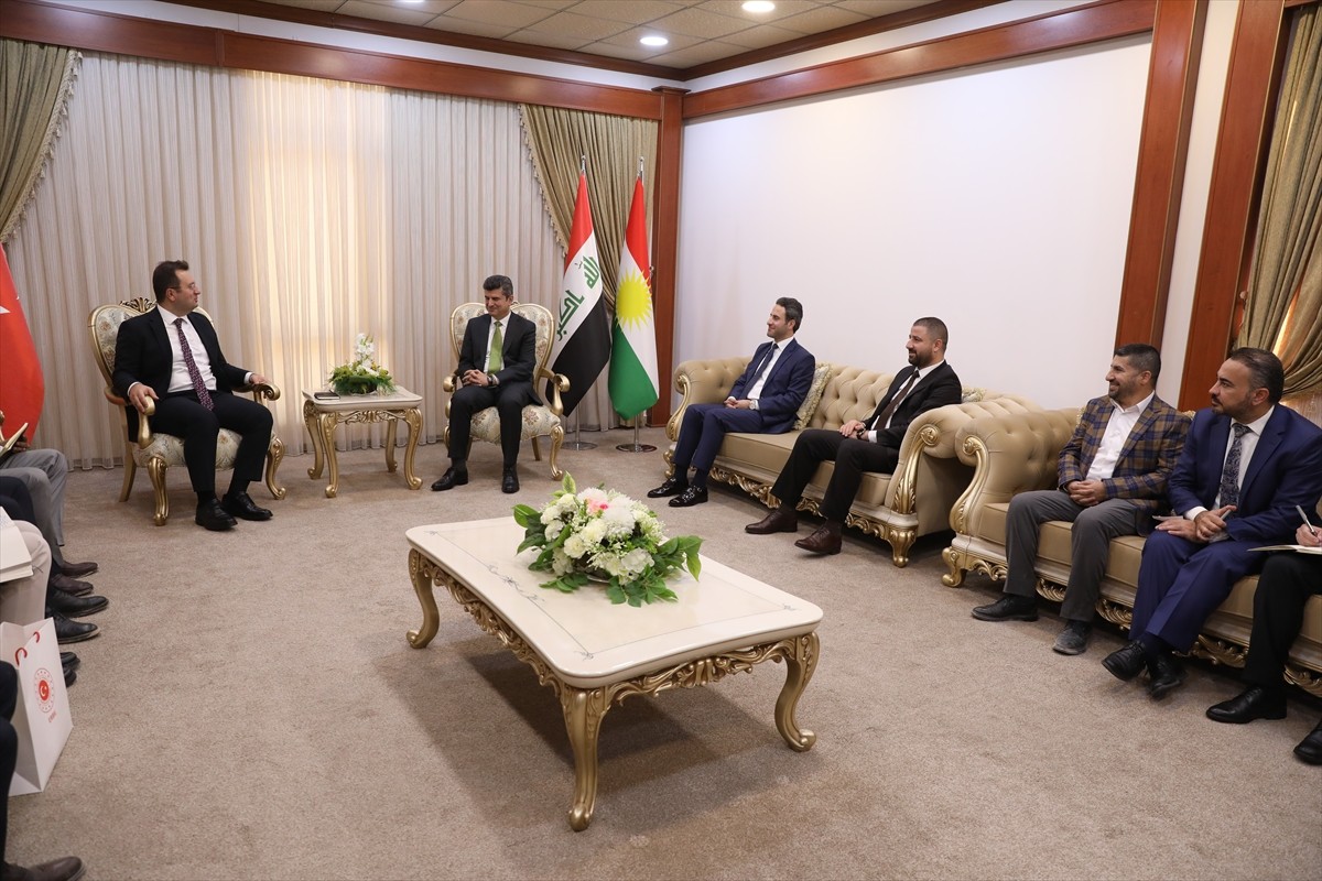 Türkiye’nin Erbil Başkonsolosu Erman Topçu (solda), Irak’ın Duhok kentine gelerek resmi temaslarda...