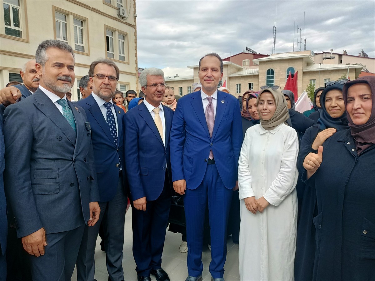 Yeniden Refah Partisi Genel Başkanı Fatih Erbakan, (sağ 3) Bingöl'de esnaf ziyaretinde bulundu.