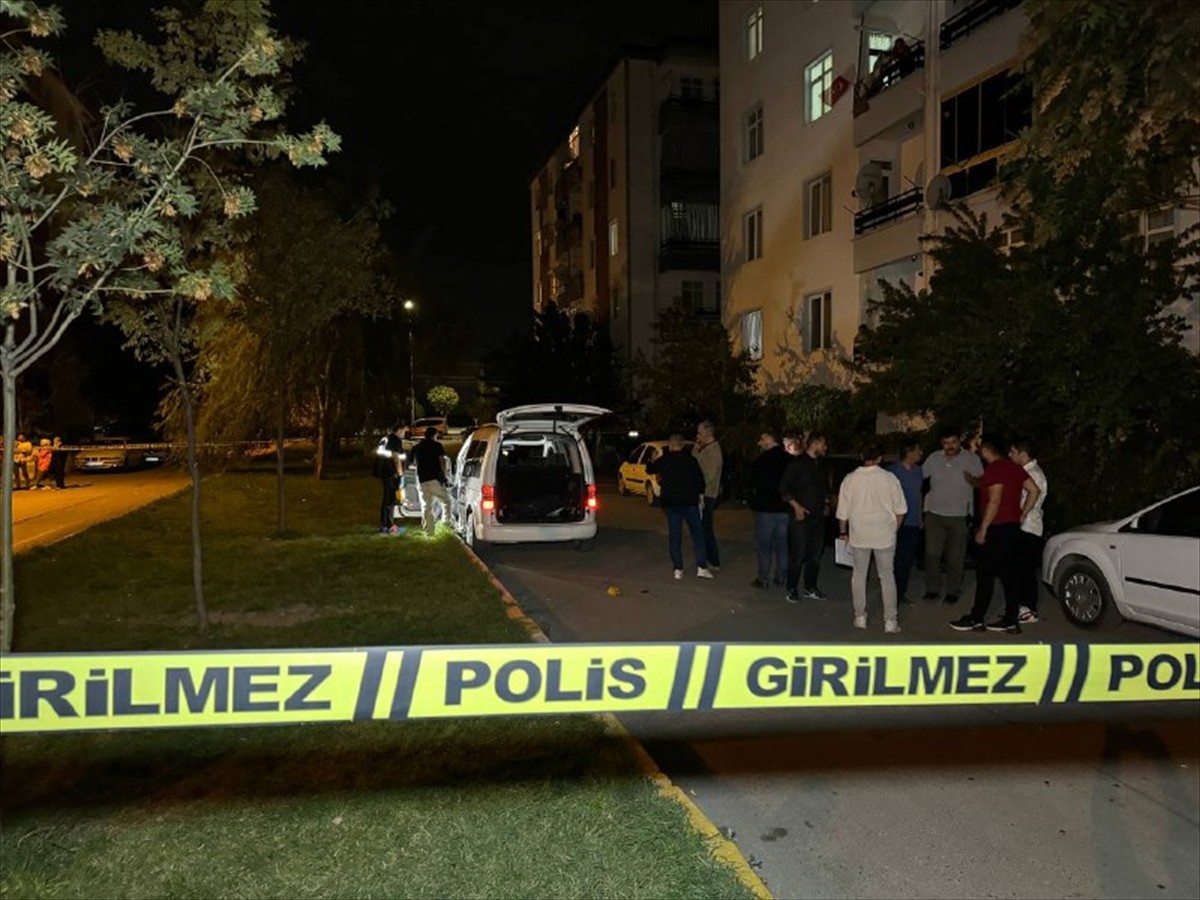 Aksaray'da çıkan silahlı kavgada 1 kişi öldü, 1 kişi yaralandı. Ekipler olay yerinde inceleme...