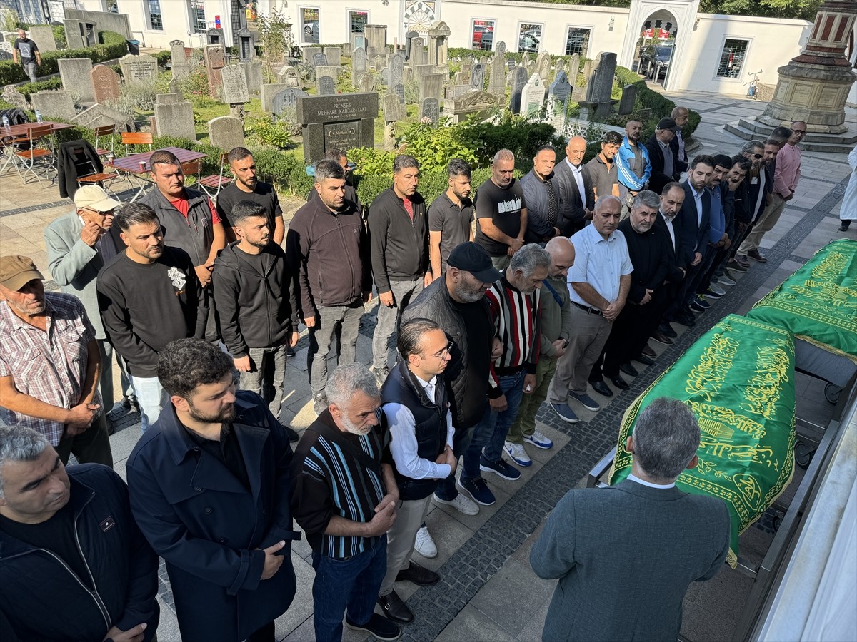 Almanya'nın Eberswalde kentinde çıkan yangında hayatını kaybeden Emine Çoban ve oğlu Umut Can...