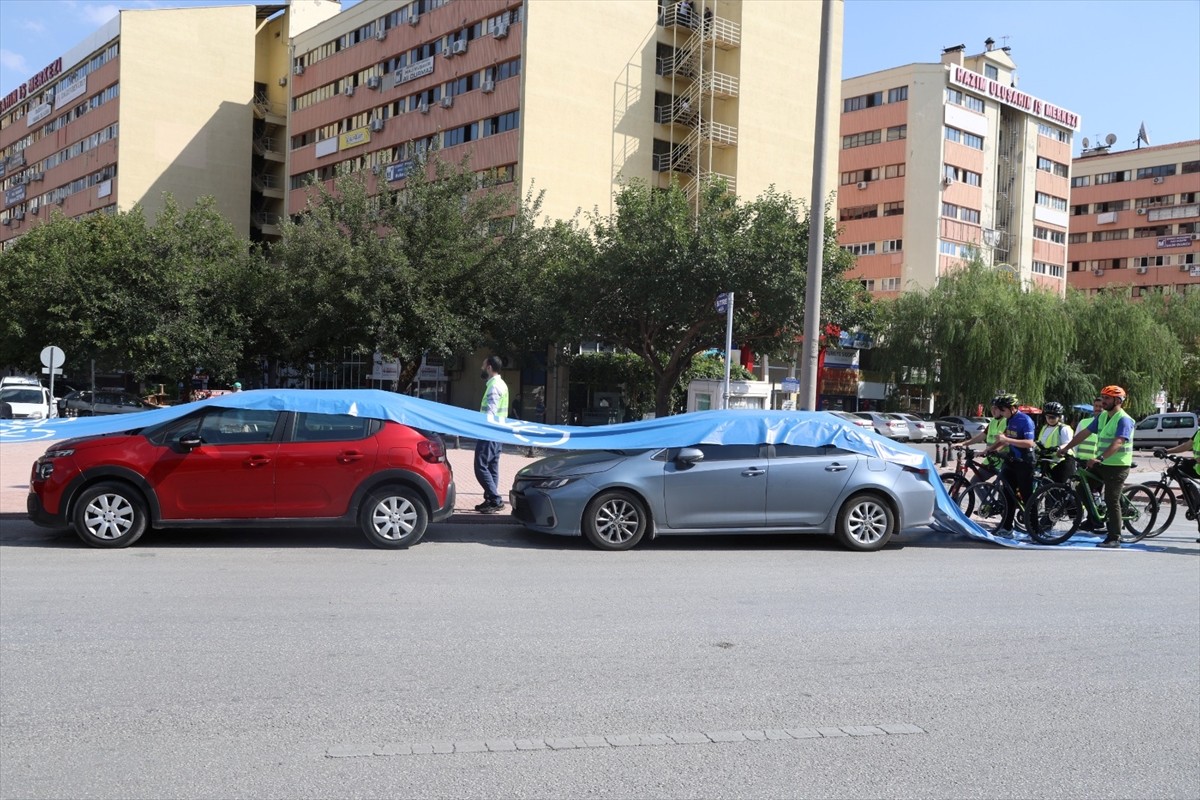 Bisikletseverler, "Avrupa Hareketlilik Haftası" kapsamında, Konya'da bisiklet yoluna park eden...