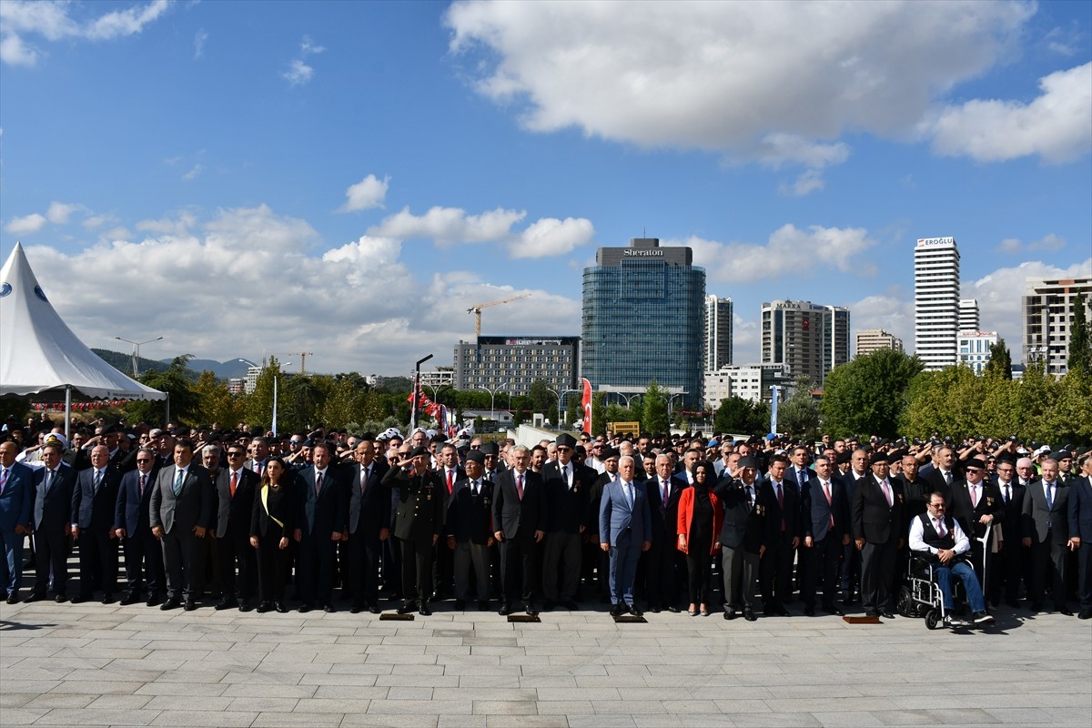 Bursa'da 19 Eylül Gaziler Günü kapsamında tören düzenlendi.