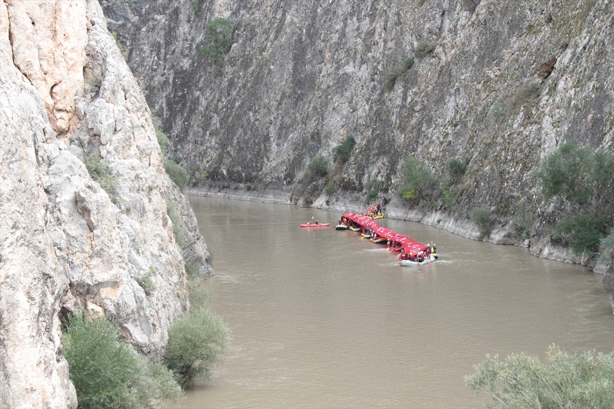 Erzincan Valisi Hamza Aydoğdu ile gazilerin Karasu Nehri'nde rafting yaptığı etkinlikte, su...