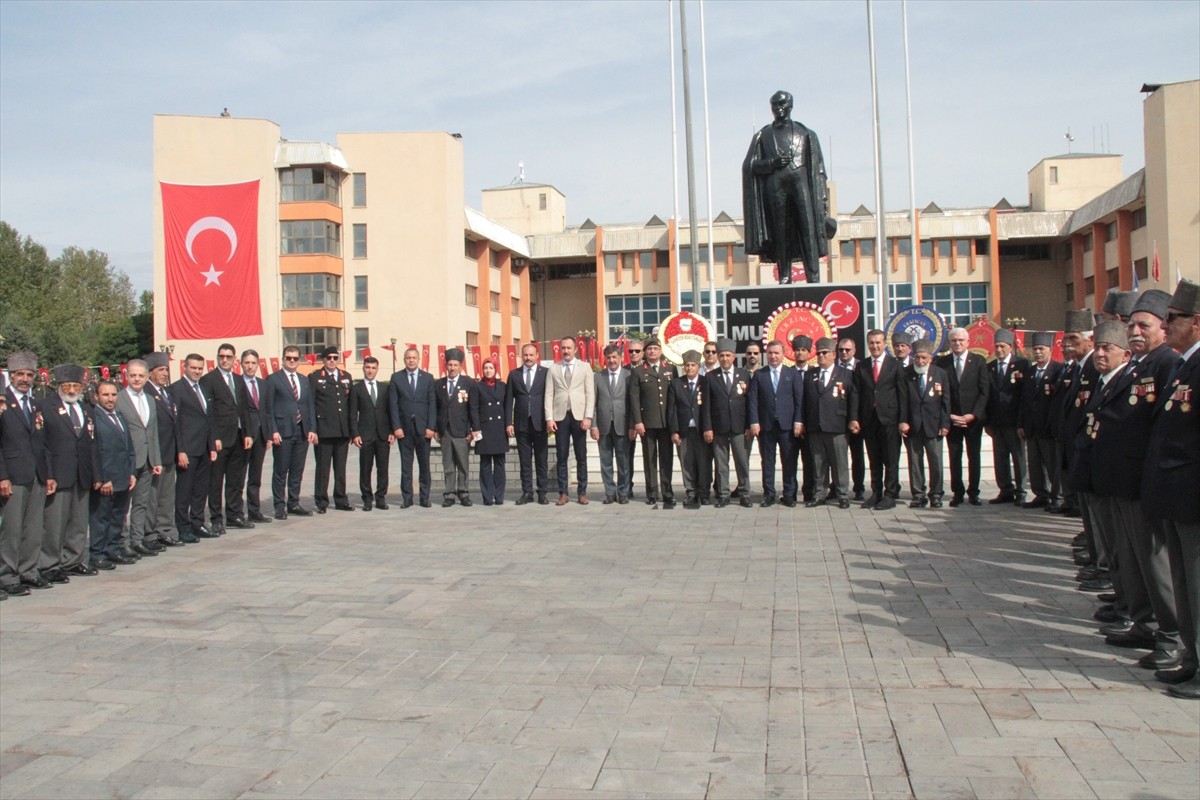 Erzincan'da 19 Eylül Gaziler Günü dolayısıyla tören düzenlendi. Belediye önündeki törende, Atatürk...