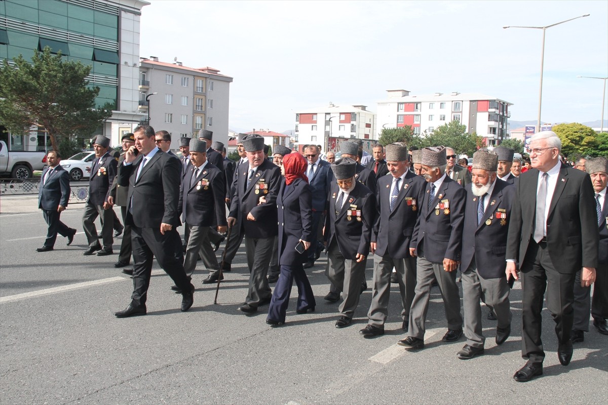 Erzincan'da 19 Eylül Gaziler Günü dolayısıyla tören düzenlendi. Belediye önündeki törende, Atatürk...