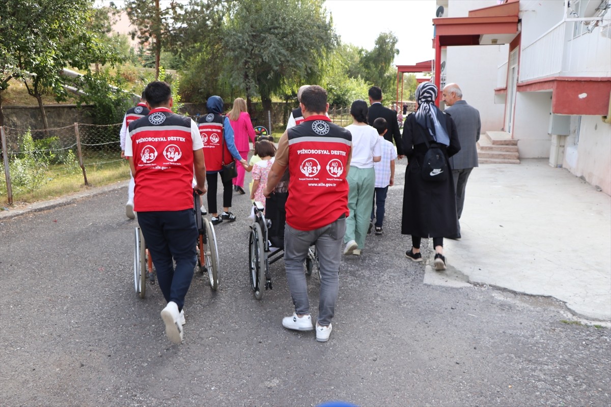 Erzurum'da devlet korumasındaki çocuklar, Erzurumlu 93 yaşındaki Kore gazisi Recep Kekeç'i ziyaret...