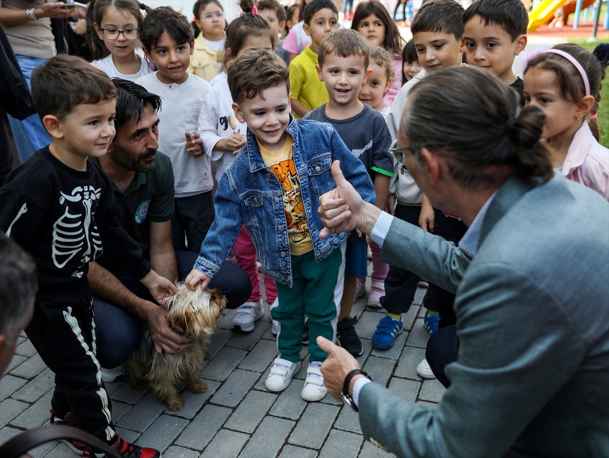 Etimesgut Belediye Başkanı Erdal Beşikçioğlu (sağda), eğitimleri tamamlanan sahipsiz köpeklerden...