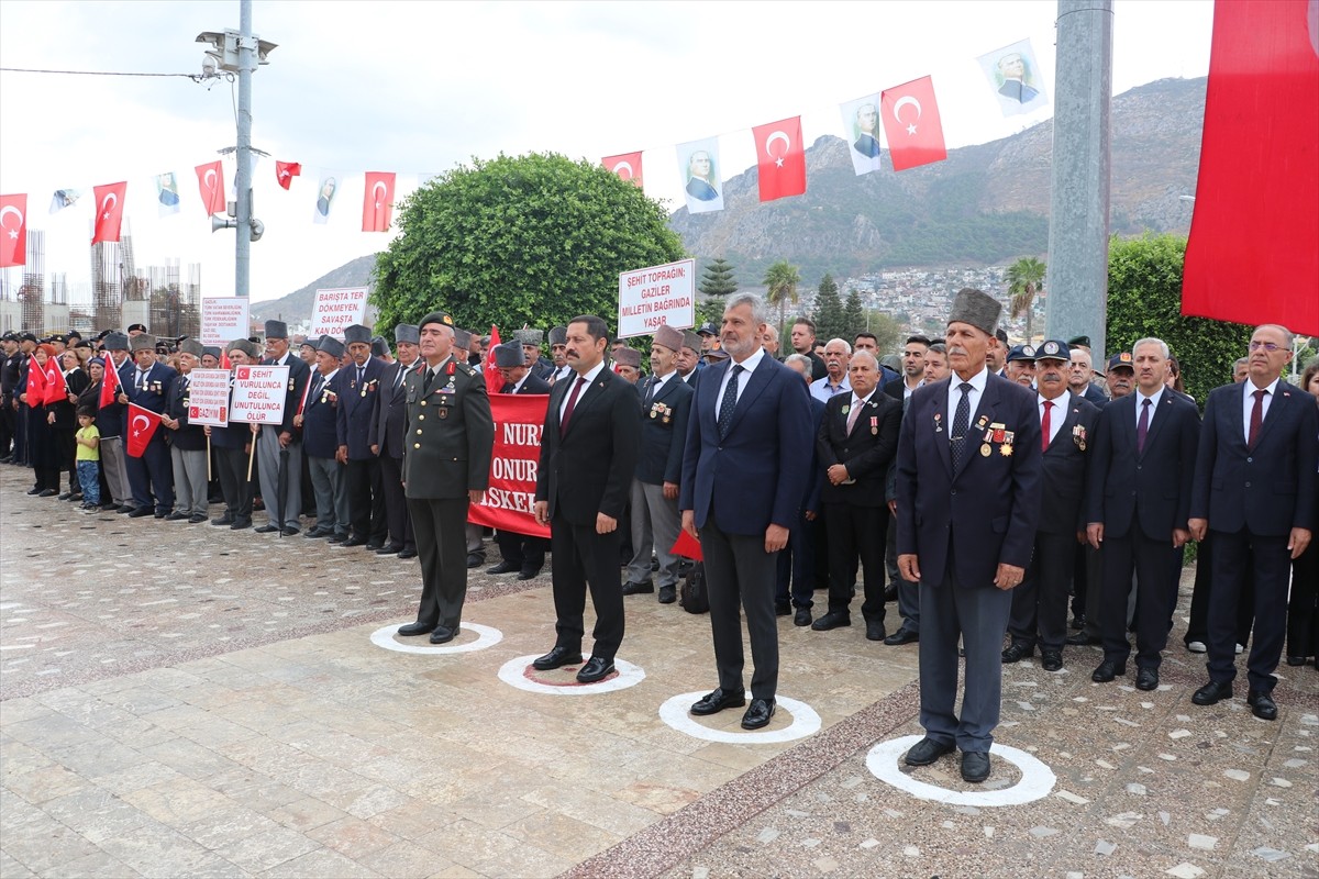 Hatay'da 19 Eylül Gaziler Günü dolayısıyla Antakya Cumhuriyet Alanı'nda tören düzenlendi. Vali...