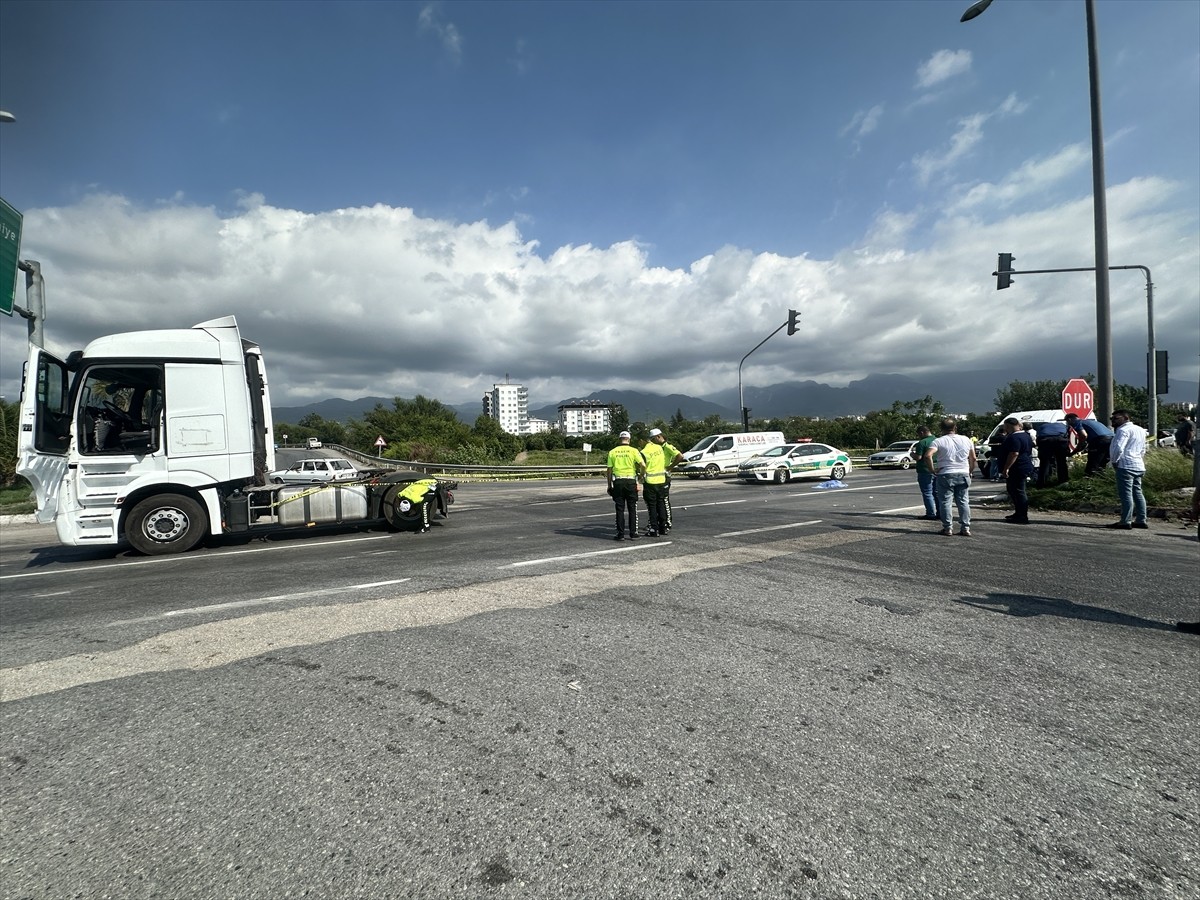 Hatay'ın Dörtyol ilçesinde tırın çarptığı 4 yaşındaki çocuk öldü, kardeşi ve 9 aylık hamile olduğu...