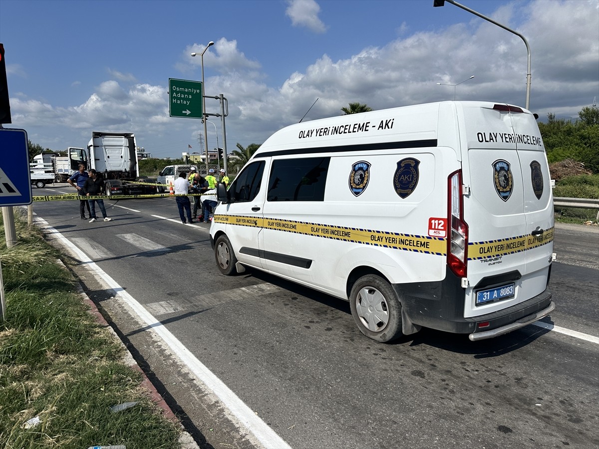 Hatay'ın Dörtyol ilçesinde tırın çarptığı 4 yaşındaki çocuk öldü, kardeşi ve 9 aylık hamile olduğu...