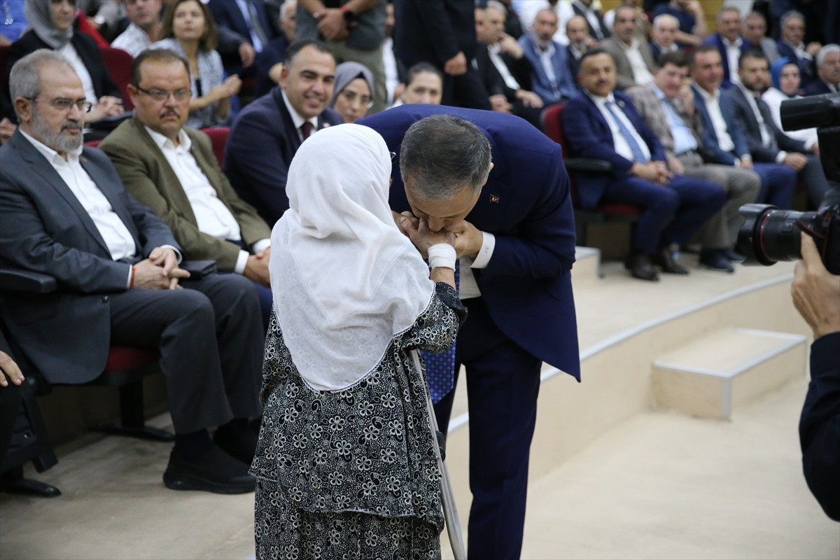 İçişleri Bakanı Ali Yerlikaya (sol 5), temaslarda bulunmak amacıyla geldiği Diyarbakır'da, DSİ...