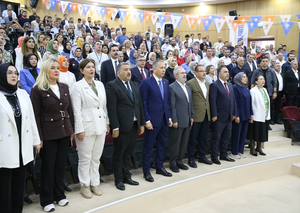 İçişleri Bakanı Ali Yerlikaya (sol 5), temaslarda bulunmak amacıyla geldiği Diyarbakır'da, DSİ...