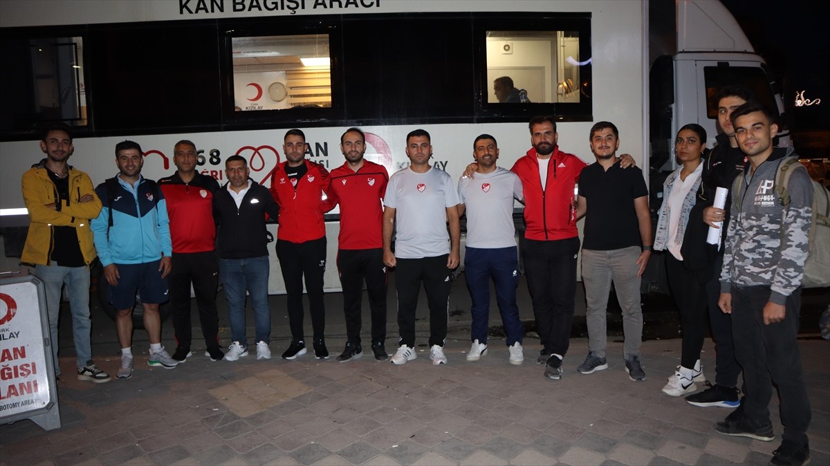 Iğdır'da futbol hakemleri, Türk Kızılaya kan bağışında bulundu.