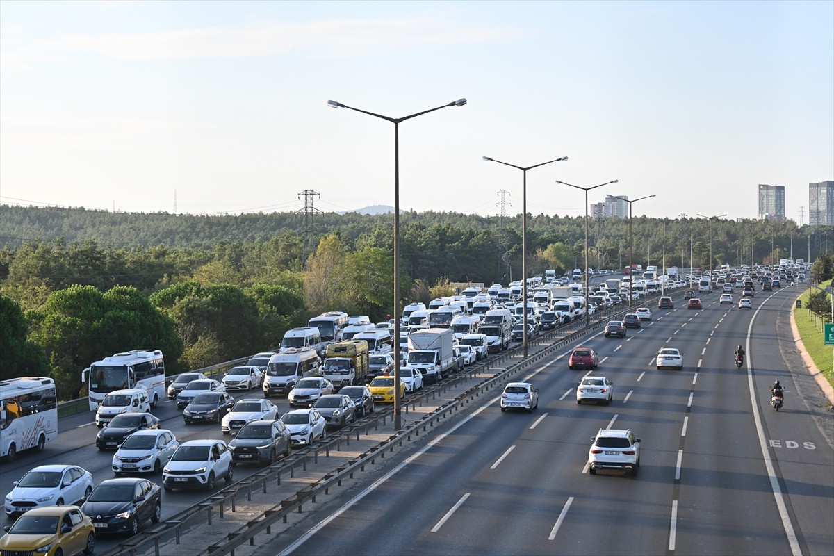 İstanbul'da sabah saatlerinde bazı bölgelerde trafik yoğunluğu yaşanıyor. Sabah erken saatlerde...