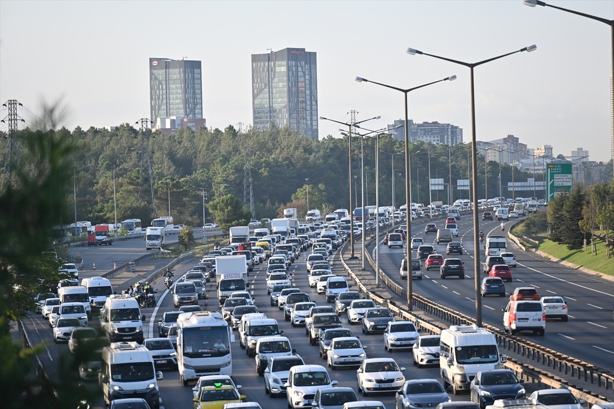 İstanbul'da sabah saatlerinde bazı bölgelerde trafik yoğunluğu yaşanıyor. Sabah erken saatlerde...