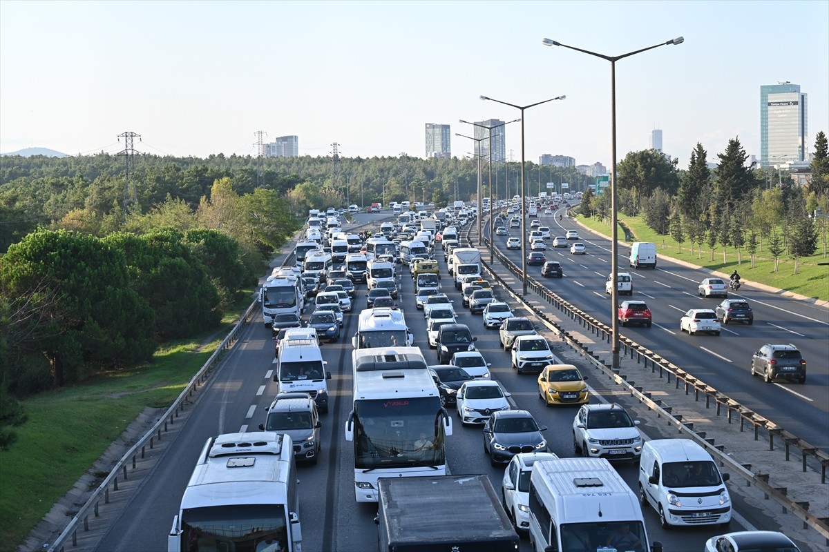 İstanbul'da sabah saatlerinde bazı bölgelerde trafik yoğunluğu yaşanıyor. Sabah erken saatlerde...