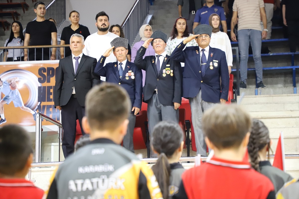 Karabük'te, Yenişehir Merkez Spor Salonu'nda 19 Eylül Gaziler Günü dolayısıyla "Kahramanlar Sahada...